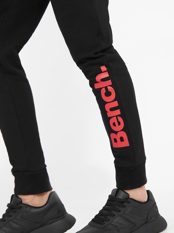 Effilé Pantalon 'Equip' BENCH en noir