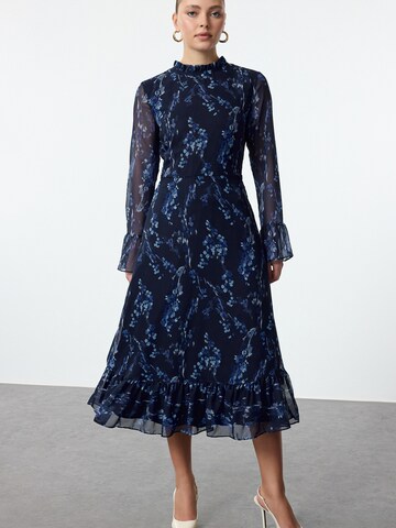 Trendyol Платье в Синий: спереди