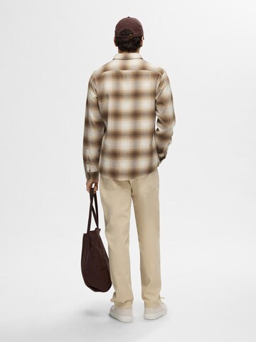 Coupe slim Chemise 'SLHOwen' SELECTED HOMME en beige