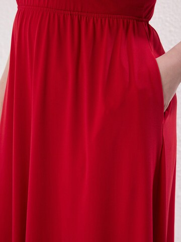 Trendyol Curve Kleid in Rot