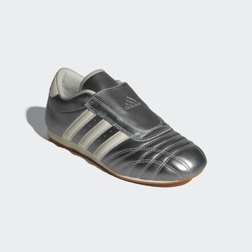 ADIDAS ORIGINALS Slip-ons 'Taekwondo' in Zilver