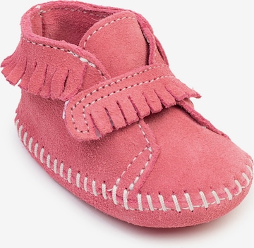 Stivale 'Front Strap' di Minnetonka in rosa