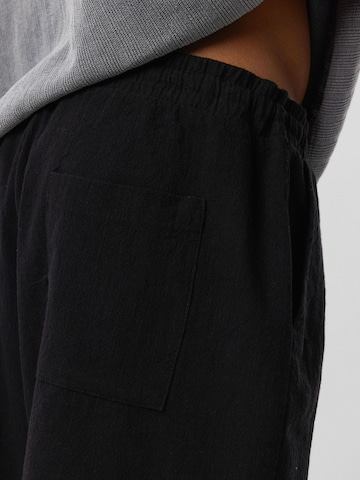 Largi Pantaloni de la Dandalo pe negru