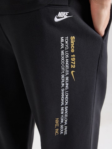 Largi Pantaloni 'CLUB' de la Nike Sportswear pe negru