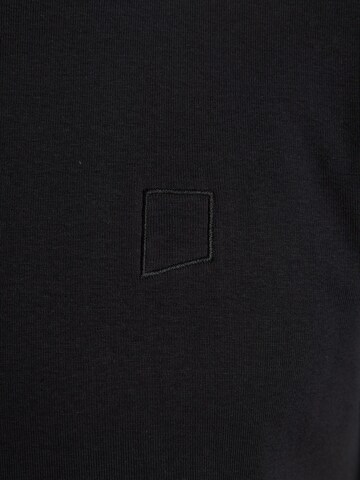 CHASIN' Shirt in Black
