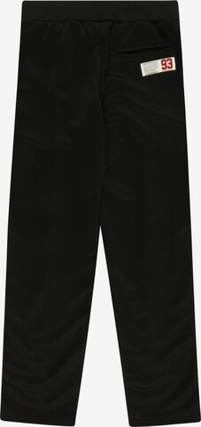 Regular Pantaloni de la HUGO pe negru