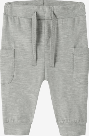 NAME IT Tapered Housut 'NBMJANO' värissä harmaa: etupuoli