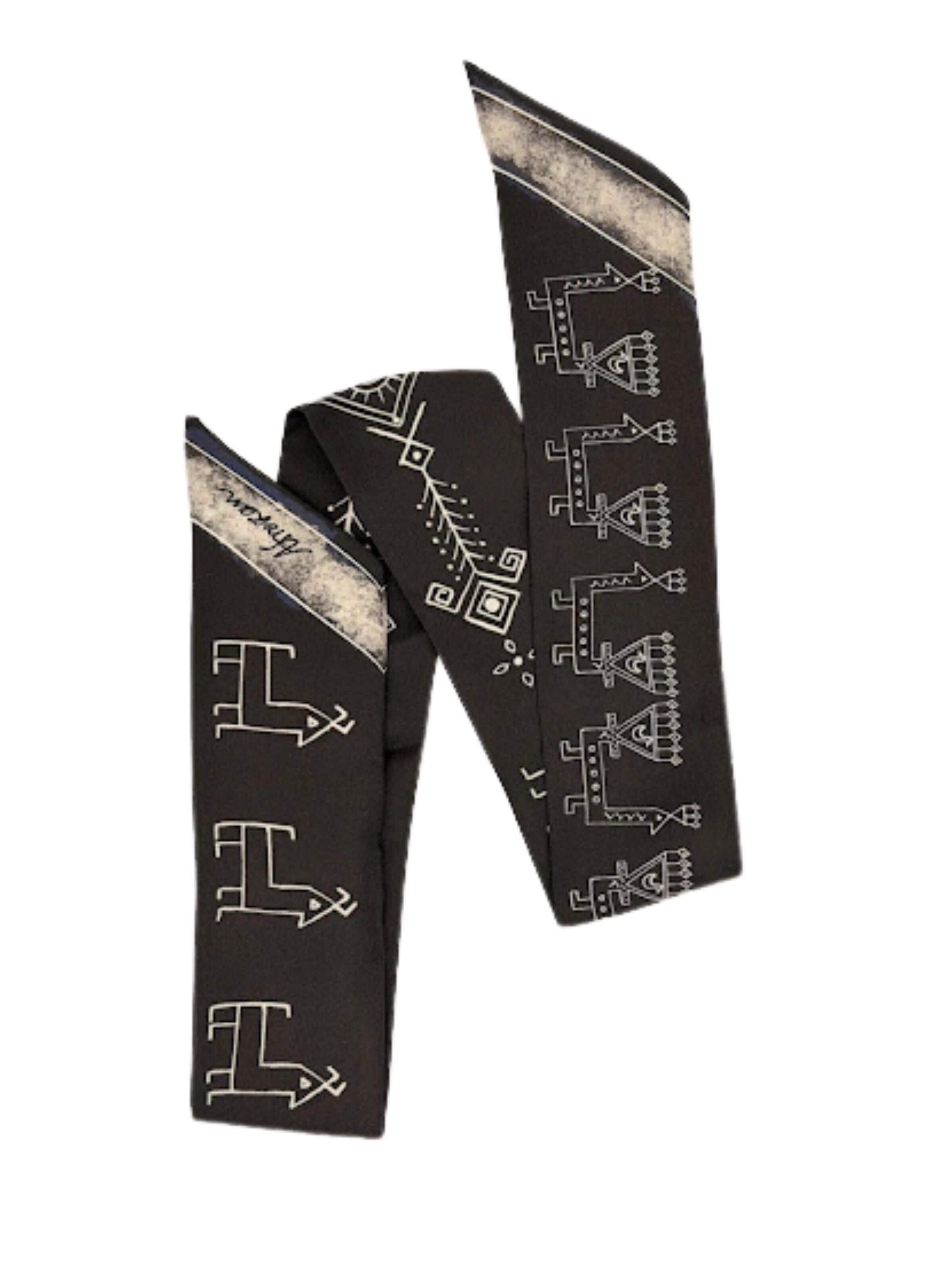 Sciarpa 'Black & White Silk Twilly – Symbolic Motifs' di AFROZAN in nero