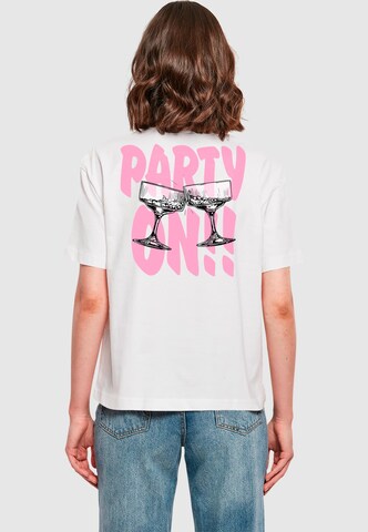 Maglietta 'Party On' di Miss Tee in bianco