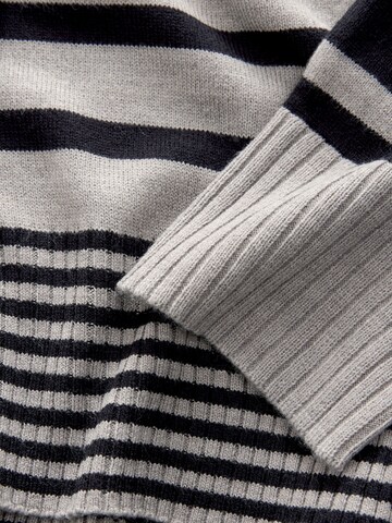 Next Pullover in Grau