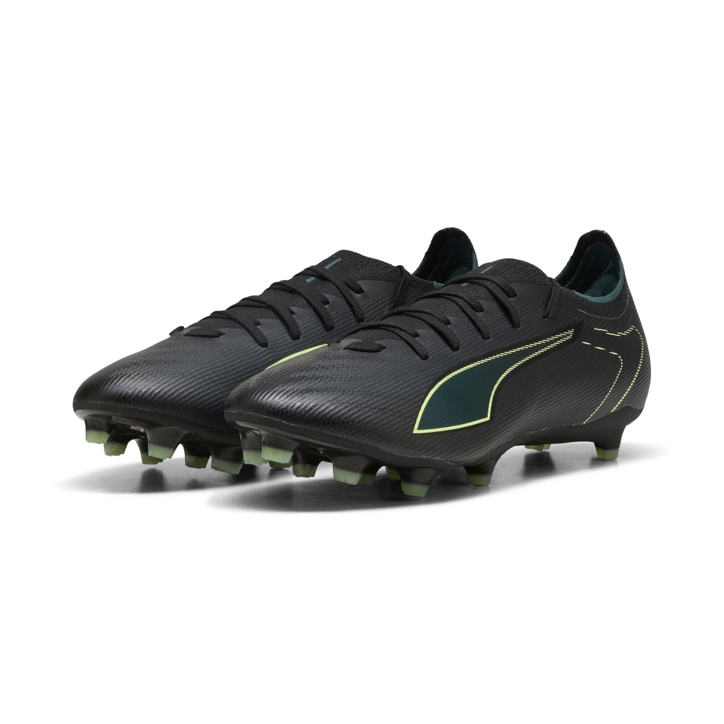 Scarpa da calcio 'Ultra 6 Match' di PUMA in nero