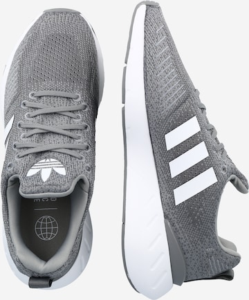 ADIDAS ORIGINALS Sneakers low 'Swift Run 22' i grå