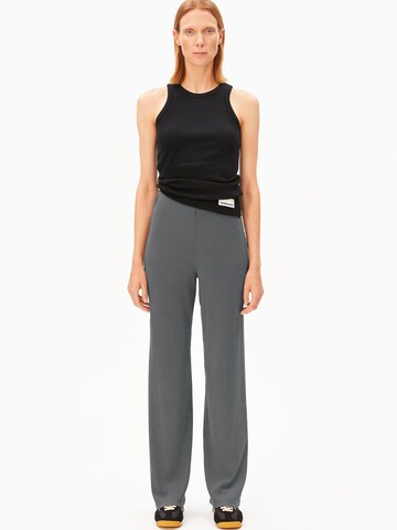 évasé Pantalon ARMEDANGELS en gris