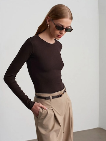 Dilvin - Blusa body em castanho