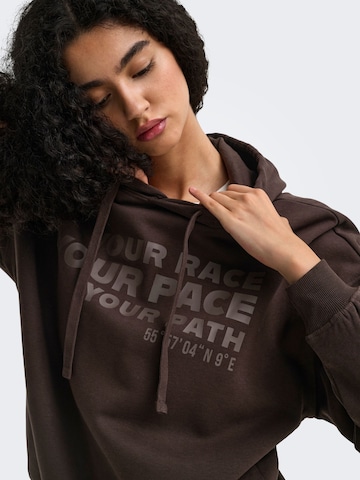 ONLY PLAY Sweatshirt 'ONPRace' in Braun