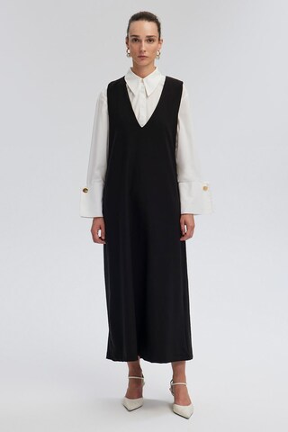Robe Touche Prive en noir : devant