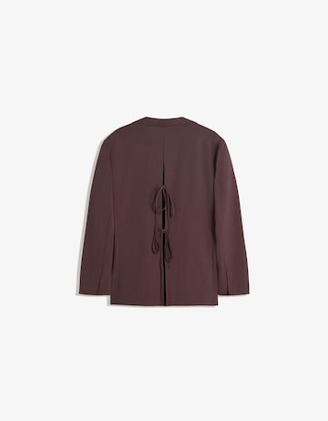 Sacou de la Bershka pe maro