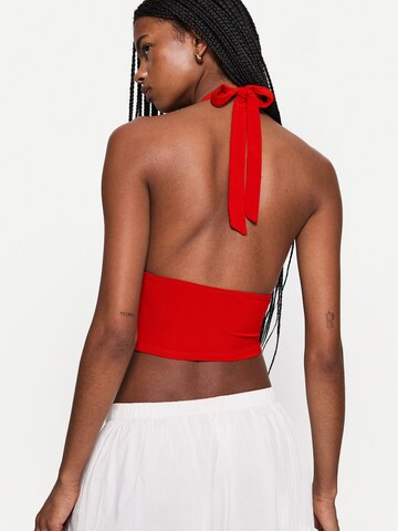 Top di Bershka in rosso