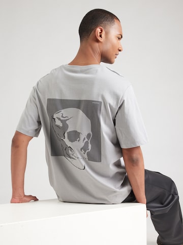 JACK & JONES Μπλουζάκι 'JJSKULLY' σε γκρι: μπροστά