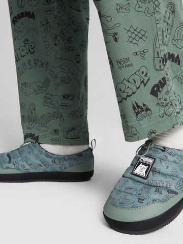 PUMA - Zapatillas sin cordones en verde: frente