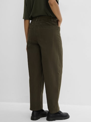 Barrel Pantaloni con pieghe di bonprix in verde