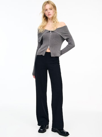 Pull&Bear Regularen Hlače | črna barva