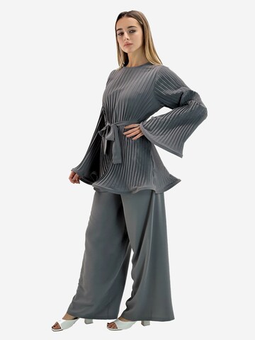 Elara Hausanzug in Grau: Vorderseite