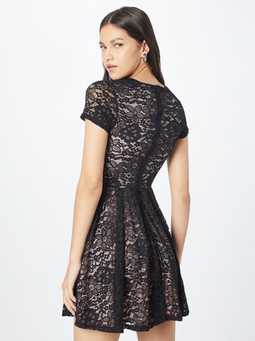 WAL G. فستان 'LEONA' بلون أسود