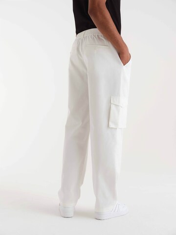 Loosefit Pantalon cargo 'Jaron' ABOUT YOU x Kevin Trapp en blanc