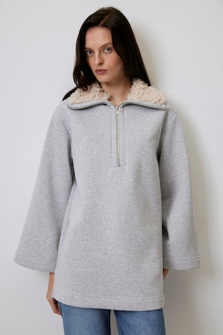Sweat-shirt Touche Prive en gris : devant