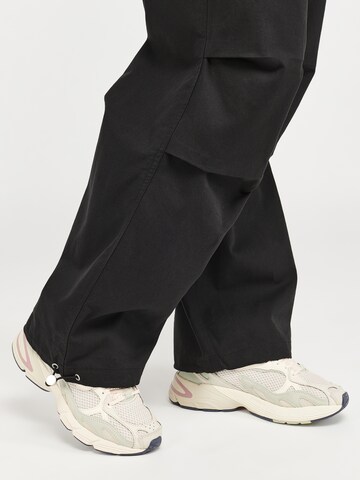 ABOUT YOU x VIAM Studio Szeroka nogawka Spodnie w kolorze czarny