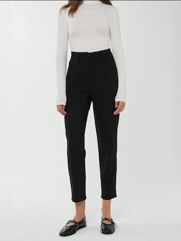 Hiccup - Tapered Calças com pregas em preto: frente