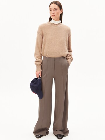 ARMEDANGELS Regular Trousers in Brown