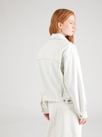 LEVI'S ® - Chaqueta de entretiempo '90s Trucker' en blanco