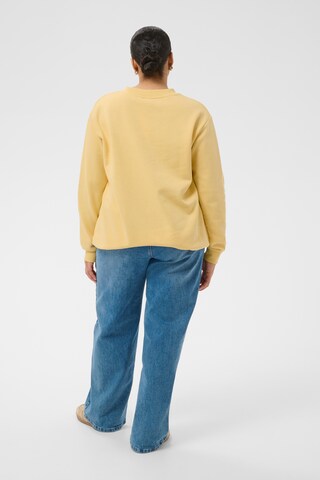 KAFFE CURVE Sweatshirt 'KCroselda' i gul