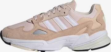 ADIDAS ORIGINALS Låg sneaker 'Falcon' i beige: framsida