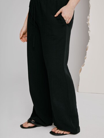 A LOT LESS Loose fit Pleat-front trousers 'Giovanna' in Black