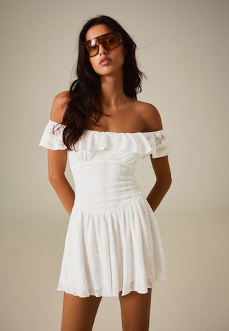 Rochie de vară de la Bershka pe alb: față