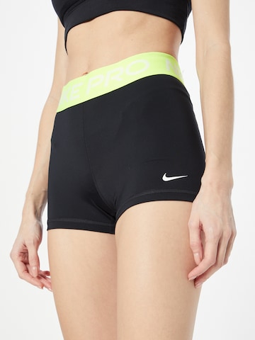 NIKE Skinny Sportshorts in Schwarz