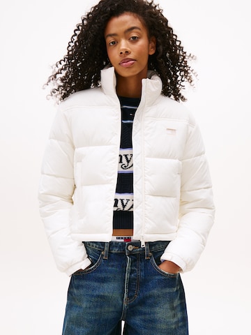 Tommy Jeans Демисезонная куртка 'ESS' в Белый: спереди