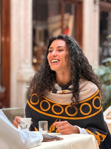 Foulard 'Paridar_Cashmere_wool_silk_shawl_140x140 Black Gold' di AFROZAN in oro: frontale