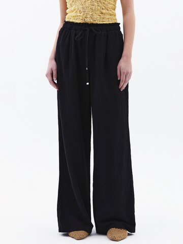 OXXO Wide leg Pants in Black: front