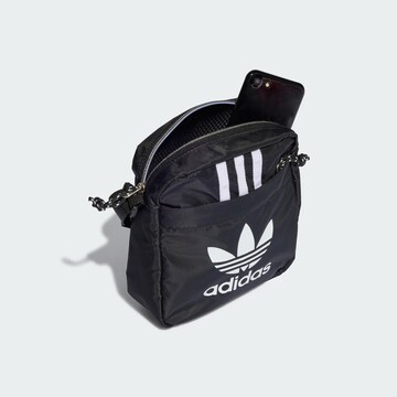 ADIDAS ORIGINALS Чанта за през рамо тип преметка 'Adicolor Archive Festival' в черно
