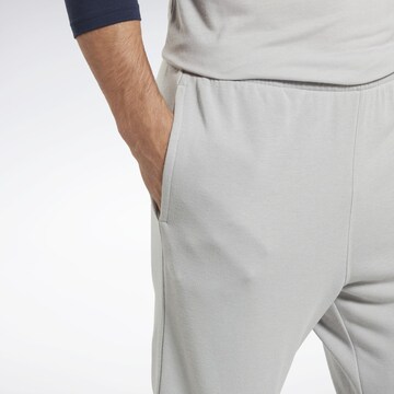 Tapered Pantaloni sportivi di Reebok in grigio