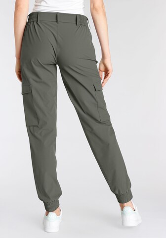 VIVANCE Tapered Toiminnalliset housut värissä vihreä