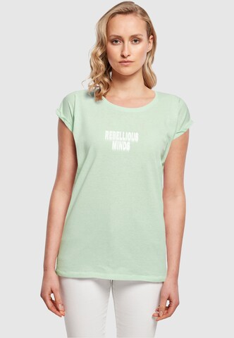 Merchcode T-Shirt 'Rebellious Minds' in Grün: predná strana