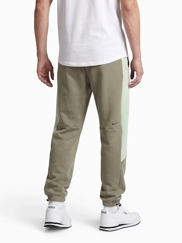 Nike Sportswear Дънки Tapered Leg Панталон 'TECH FLC PRO' в зелено