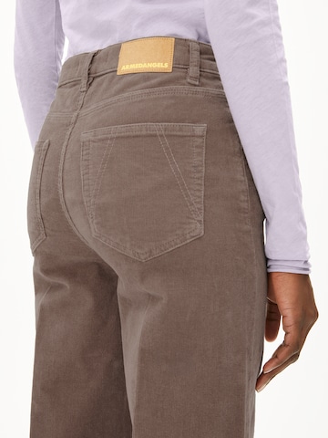 ARMEDANGELS Skinny Broek in Bruin