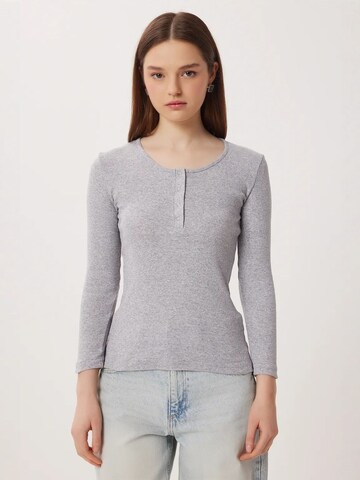 Camicia da donna di Happiness İstanbul in grigio: frontale