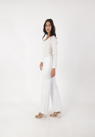 Elara Flared Jeans in White
